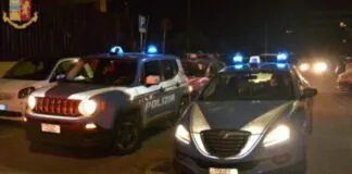 “Puttana ti ammazzo, a domani non ci arrivi”: questo ha urlato un uomo di trentasei anni alla compagna, mentre la spingeva giù dalle scale e la prendeva a calci e pugni… nemmeno l’arrivo dei poliziotti ha fermato la sua furia… mentre gli agenti cercavano di allontanarlo lui continuava a colpirla, prendendo a pugni anche loro