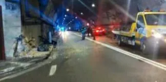 Un carabiniere libero dal servizio, A.C., di 47 anni, è morto in un incidente stradale accaduto ieri mattina all’interno della galleria “Limina”, lungo la strada di grande comunicazione “Jonio-Tirreno”, nel territorio di Mammola