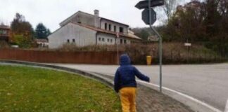 Un ragazzino di 13 anni ha trascorso tutta la scorsa estate da solo in casa: con lui c’erano solo un cane, due gatti e alcuni conigli da compagnia… e gli unici contatti con l’esterno sarebbero stati il cellulare e un dipendente di un supermercato che ogni tanto gli portava la spesa