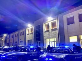 Nella scorsa notte, più di 100 operatori della Polizia di Stato sono stati impegnati in una vasta azione anticrimine che ha portato all’esecuzione di 15 misure cautelari emesse dal gip Claudia Misale a carico di altrettante persone, di cui 11 in carcere e 4 agli arresti domiciliari