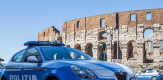 Ancora 3 arrestati da parte della Polizia di Stato per reati predatori, grazie al rafforzamento delle attività di controllo mirate alla repressione di furti e rapine non solo all’interno di esercizi commerciali, ma anche nei pressi di stazioni metro, uffici postali e banche: l’attività di prevenzione svolta dai poliziotti dei vari uffici dislocati sul territorio continua infatti ad essere una delle priorità della Questura