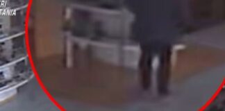 I Carabinieri della stazione di Caltagirone, hanno denunciato un 45enne per furto aggravato: l’uomo è stato ripreso dal sistema di videosorveglianza di un negozio mentre rubava un paio di occhiali dal valore di 330 euro