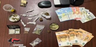 Ieri, i Carabinieri della Compagnia di Messina Centro hanno arrestato in flagranza di reato un 18enne messinese, ritenuto responsabile di detenzione ai fini di spaccio di sostanza stupefacente: i militari, in una via del centro, avendo notato movimenti sospetti del giovane, lo hanno fermato, sottoponendolo a perquisizione personale, poi condotta anche nella sua abitazione