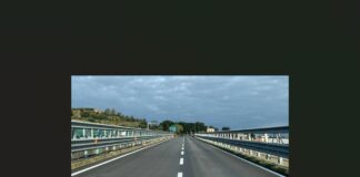 La III Direzione -Viabilità metropolitana – della Città metropolitana di Messina con l’ordinanza n.22/2023 ha disposto la chiusura temporanea al transito e la limitazione di velocità 30 Km/h di una corsia della carreggiata direzione Palermo (lato valle) di un tratto della S. P. n° 43/Bis Panoramica dello Stretto – Messina, al Km. 2+975, dalle ore 7,30 alle ore 16,30 dei giorni 27, 28 e 29 marzo 2023 per la sosta di mezzi d’opera necessari all’esecuzione dei lavori per la realizzazione di un nuovo fabbricato