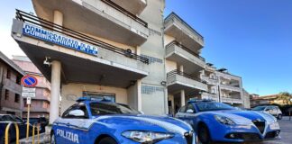 Nel pomeriggio di mercoledì 22.02.2023, la Polizia di Stato di Vittoria ha tratto in arresto un vittoriese di anni 33, dando esecuzione ad un ordine di carcerazione emesso dai magistrati della Procura della Repubblica presso il Tribunale di Ragusa, per scontare la pena complessiva di anni 3, mesi 8 e giorni 29 di reclusione