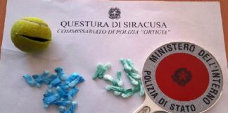 Nell’ambito del quotidiano contrasto alla vendita ed al consumo di sostanze stupefacenti effettuato dagli Uffici operativi della Questura di Siracusa, nel primo pomeriggio di ieri, agenti del Commissariato di Ortigia hanno rinvenuto e sequestrato, nei pressi della nota piazza di spaccio di via Santi Amato 18 dosi di crack e 12 di cocaina, pronte per essere cedute agli assuntori della zona