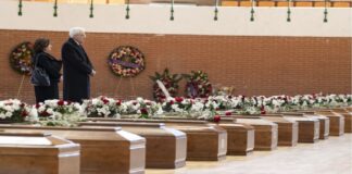 Il Presidente della Repubblica, Sergio Mattarella, ha reso omaggio, a Crotone, alle vittime del naufragio avvenuto al largo delle coste di Steccato di Cutro domenica scorsa