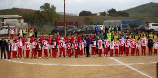 Le maglie delle squadre donate all’arbitro per dire “no” alla violenza nei campi di calcio: un gesto fortemente simbolico arrivato da Camporeale ieri qualche minuto prima del calcio di inizio tra i padroni di casa e la Virtus Athena di Palermo