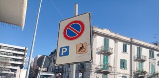Sfruttava il pass della mamma disabile per parcheggiare nello stallo riservato ai portatori di handicap: per questo motivo la Polizia Municipale ha contestato un verbale a una avvocata accompagnata dal marito