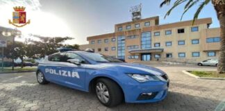 I poliziotti dell’Ufficio Investigazioni Generali ed Operazioni Speciali (UIGOS) del Commissariato di P.S. di Lamezia Terme, con il coordinamento della Procura della Repubblica di Lamezia Terme, hanno identificato gli autori del brutale pestaggio consumatosi lo scorso 11 febbraio, ai danni di un tifoso della squadra di calcio della Paolana, al termine dell’incontro con la Promosport