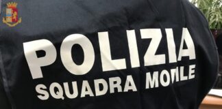 È atterrato lunedì scorso all’aeroporto di Fiumicino, dove ad aspettarlo c’era personale della Polizia di Stato della Squadra Mobile di Roma -I Sezione Criminalità Organizzata – unitamente ai colleghi della Polaria di Fiumicino, Fabrizio CAPOGNA, classe ’84, destinatario di un Mandato di Arresto Europeo, a seguito di Ordinanza di Custodia cautelare in Carcere emessa, su richiesta dei magistrati della locale Procura della Repubblica – DDA, nell’ambito dell’Operazione “Spongebob”, all’esito della quale, il 16 marzo 2022, erano stati tratti in arresto 10 soggetti, gravemente indiziati, a vario titolo, di associazione per delinquere finalizzata al traffico di sostanze stupefacenti (art.74 D.P.R. 309/90) e cessione e detenzione ai fini di spaccio di sostanze stupefacenti (73 D.P.R. 309/90) del tipo cocaina, hashish e marijuana