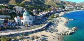 Prosegue nel Messinese l’opera di salvaguardia delle coste ad opera del governo della Regione: la Struttura commissariale contro il dissesto idrogeologico, che fa capo al presidente Renato Schifani, ha messo in gara i lavori di manutenzione dei pennelli e delle barriere frangiflutti nel tratto di mare della riviera jonica compreso tra Capo Peloro e il torrente Zafferia