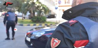 Si è consegnato ai carabinieri Giuseppe Consumare di 52 anni, l’uomo che ha cercato di uccidere l’ex moglie in casa ad Altarello con un grosso coltello