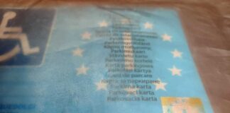 Menti eccelse crescono: “Deve lasciare l’auto a riparare dal carrozziere ma i parcheggi in centro sono tutti a pagamento ed all’ora meglio risparmiare… con astuzia, trova un parcheggio disabili in zona, parcheggia ed espone sul cruscotto un pass scaduto da tempo di proprietà di un parente ignaro”