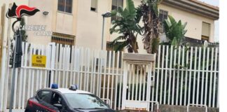 I carabinieri della stazione di Aci Castello, in collaborazione con i colleghi del nucleo radiomobile della compagnia di Acireale hanno arrestato in flagranza due fratelli, entrambi di Aci Castello, uno di 30 anni ed uno di 37, già noto alle forze dell’ordine