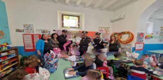 In occasione delle imminenti festività pasquali, i Carabinieri della Stazione di Stromboli hanno donato delle Uova di Pasqua speciali realizzate con lo stemma dell’Arma e regalato puzzle raffiguranti le potenti macchine Alfa Romeo Giulia a tutti i bambini della scuola dell’infanzia di Stromboli