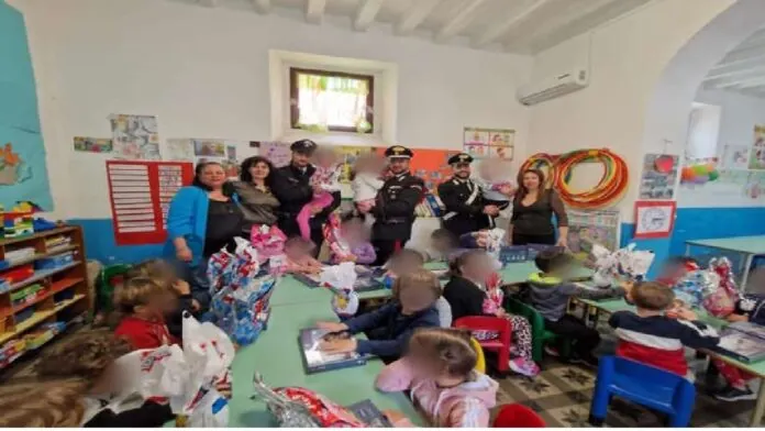 CARABINIERI UOVA STROMBOLI BAMBINI