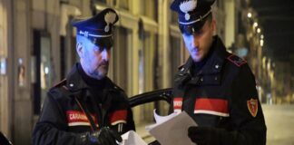 È accusato di avere tentato di violentare il 5 settembre scorso a Massa Lombarda una 39enne di origine sudamericana conosciuta in un locale e di averle poi sottratto la borsetta con i due cellulari dentro per impedirle così di chiamare le forze dell’ordine