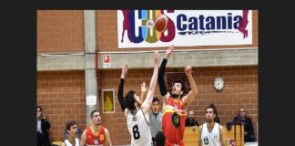 Disco rosso giovedì 20 aprile 2023 dopo le 20.30 al PalaCus per la Gold & Gold Messina: i peloritani sorretti da un tifo incessante dei suoi tifosi, giunti da Messina, non riescono a chiudere la serie al cospetto di uno sfrontato Cus Catania, anche stavolta in grande vena al tiro… ben 11 le triple messe a segno dai ragazzi di coach Russo, che alla fine l’hanno avuto la meglio per un solo punto e riaprono il discorso qualificazione che si deciderà domenica 23 aprile alle 18:00 al PalaMili