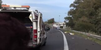 Ancora una tragedia sulle autostrada siciliane: un gravissimo incidente è avvenuto nel pomeriggio di ieri lungo l’Autostrada Catania-Messina, in direzione Messina, poco prima del ponte Alcantara