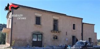 Un uomo di 32 anni denunciato dai carabinieri di Caltagirone, nel Catanese, perché ritenuto responsabile di furto in un bene confiscato alla mafia: avrebbe rubato infissi per un valore di circa 20 mila euro nel cantiere edile per la ristrutturazione della ‘Masseria Bongiovanni’