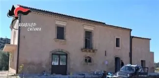 Un uomo di 32 anni denunciato dai carabinieri di Caltagirone, nel Catanese, perché ritenuto responsabile di furto in un bene confiscato alla mafia: avrebbe rubato infissi per un valore di circa 20 mila euro nel cantiere edile per la ristrutturazione della ‘Masseria Bongiovanni’