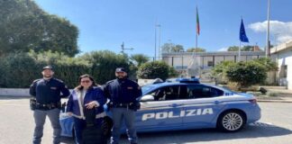 Denunciato dalla Polizia un messinese di 55 anni per il reato di furto: l’uomo avrebbe sottratto una chitarra che il legittimo proprietario, una musicista del coro della parrocchia di San Domenico, aveva lasciato in chiesa dopo le prove, all’interno di uno dei confessionali