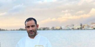 Il messinese Giuseppe Arena, si conferma uno dei migliori gelatieri d’Italia: la Guida “Gelaterie d’Italia 2023” del Gambero Rosso per il secondo anno consecutivo ha assegnato i 2 Coni alla “Pasticceria Gelateria Giuseppe Arena” sita in via Consolare Pompea 1773, proprio di fronte al suggestivo lago di Ganzirri