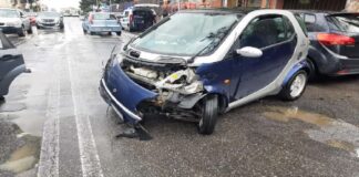 In via Giorgio La Pira sulla Strada Statale 114 a Messina, nel pomeriggio di oggi 17 aprile 2023, si è verificato per cause ancora in fase di accertamento, un incidente tra una Ford Fiesta ed una Smart