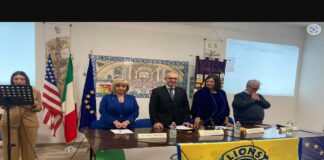 Continua l’attività “We serve” del Club Lions di essere accanto alle Caritas e agli enti di sussistenza per aiutare le fasce deboli: nei giorni scorsi il sodalizio lentinese guidato dal Presidente Angelo Lopresti si è mosso in due direzioni, ha donato generi alimentari da destinare a chi ha più bisogno in vista delle festività pasquali all’associazione San Vincenzo e alle Caritas dei comuni di Lentini, Carlentini e Francofonte… e ha organizzato un incontro di sensibilizzazione aperto al pubblico, lo scorso sabato sera nell’aula magna del liceo classico Gorgia di Piazza degli studi