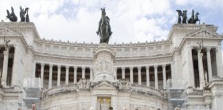 Nella ricorrenza del 78° Anniversario della Liberazione, il Presidente della Repubblica, Sergio Mattarella, ha deposto una corona d’alloro sulla Tomba del Milite Ignoto all’Altare della Patria