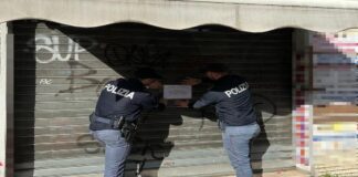 Dopo la scoperta da parte dei poliziotti romani della Divisione Polizia Amministrativa e del commissariato San Lorenzo di un ingente quantitativo di preziosi in un money transfer di via delle Medaglie d’Oro, avvenuto pochi giorni fa, la Polizia di Stato, su delega della Procura di Roma, diffonde le foto della presunta refurtiva al fine di accertarne la provenienza