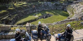 In occasione del weekend decorso, nell’ambito di un predisposto controllo del territorio pianificato dalla Questura di Siracusa e finalizzato alla sicura e serena fruizione dei luoghi abitualmente frequentati dai turisti e dai visitatori locali che già affollano il centro storico di Siracusa e i siti archeologici, agenti delle Volanti, diretti dalla dott.ssa Guarino, hanno controllato 185 persone