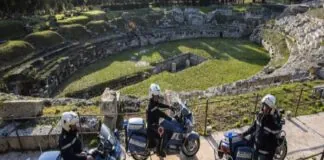 In occasione del weekend decorso, nell’ambito di un predisposto controllo del territorio pianificato dalla Questura di Siracusa e finalizzato alla sicura e serena fruizione dei luoghi abitualmente frequentati dai turisti e dai visitatori locali che già affollano il centro storico di Siracusa e i siti archeologici, agenti delle Volanti, diretti dalla dott.ssa Guarino, hanno controllato 185 persone