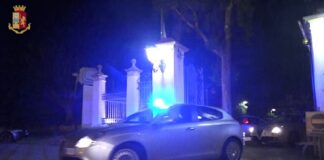 Nell’ambito dei continui sbarchi di migranti che impegnano numerosi Uffici della Questura di Siracusa che si adoperano quotidianamente per la gestione, l’identificazione e lo smistamento dei numerosissimi cittadini extracomunitari che giungono nelle coste del siracusano e, in particolare, presso il Porto di Augusta nel pomeriggio di lunedì, agenti della Squadra Mobile hanno arrestato un cittadino egiziano di 38 anni