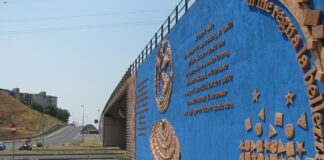 Una settimana prima dell’inaugurazione della Porta delle Farfalle, fissata per il prossimo 14 e 15 aprile 2023, si è concluso il restauro della sorella maggiore, la Porta della Bellezza: la Fondazione Fiumara d’Arte di Antonio Presti si è occupata di rimettere a nuovo l’opera inaugurata nel 2009, per restituirle la bellezza sfiorita con il tempo