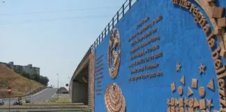 Una settimana prima dell’inaugurazione della Porta delle Farfalle, fissata per il prossimo 14 e 15 aprile 2023, si è concluso il restauro della sorella maggiore, la Porta della Bellezza: la Fondazione Fiumara d’Arte di Antonio Presti si è occupata di rimettere a nuovo l’opera inaugurata nel 2009, per restituirle la bellezza sfiorita con il tempo