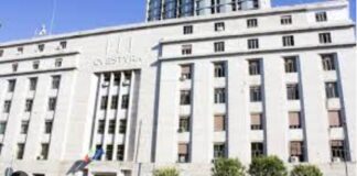 Prima ha picchiato la compagna – come era già successo in passato – poi, nel tentativo di farla franca, ha finto di essere lui l’aggredito e si è recato negli uffici della Questura di Napoli per denunciare la donna: scoperto, un 42enne napoletano, con precedenti, è stato arrestato dai poliziotti