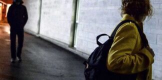 Una donna di 33 anni di Fiesole ha subito un tentativo di violenza sessuale a Firenze mentre attraversava a piedi una strada del centro per andare a riprendere la sua macchina e tornare a casa