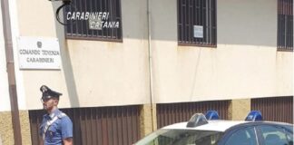 Follia di violenza nelle mura domestiche del Catanese, un uomo tenta di strangolare la moglie e minaccia di morte i figli: l’uomo, un 48enne, arrestato oltretutto in quanto recidivo