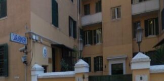 Ad esito di una mirata e complessa indagine, i Carabinieri del Nucleo Operativo della Compagnia Roma Piazza Dante hanno rintracciato e dato esecuzione ad un’ordinanza di applicazione della misura della custodia cautelare in carcere, emessa in data 11 maggio 2023 dal Tribunale Ordinario di Roma – Sezione GIP, nei confronti di un 44enne di Avellino, un 49enne di Cosenza e un 31enne della provincia di Milano gravemente indiziati di essere gli autori di una rapina aggravata e di sequestro di persona, commessi in data 21 gennaio 2022 nei confronti di un’anziana coppia romana