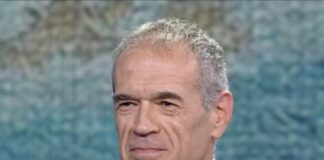 “Ho deciso di rinunciare alla mia posizione di senatore: mi dimetterò questa settimana…, naturalmente il processo è molto lungo… le dimissioni devono essere accettate, la prima di prassi viene rigettata, poi si vedrà i tempi che ci vogliono”