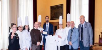 Il direttivo dell’associazione Cuochi Messina, guidato dalla presidente Rosaria Fiorentino, è stato ricevuto a Palazzo Zanca dal sindaco Federico Basile, al quale ha voluto tributare un omaggio per l’abnegazione e la tenacia profuse nel promuovere il territorio messinese