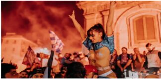 Emy Buono, la stellina di “Ti spedisco in convento”, è stata una delle grandi protagoniste della festa scudetto del Napoli: la modella si è presentata ai festeggiamenti di Piazza del Plebiscito con una t-shirt (griffata) tagliata sul seno, copri-capezzoli glitterati e dei pantaloni a vita bassa che mostravano l’intimo azzurro e il generoso Lato B