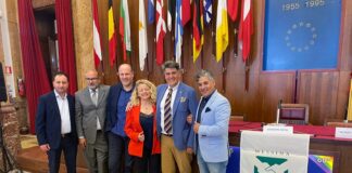 “Quando soffiano i venti del cambiamento, c’è chi costruisce muri, chi mulini a vento”: 25 Maggio 2023… è trascorso 1 anno dalle elezioni e nella stessa Sede, nello stesso momento, “la Fimaa che vogliamo” festeggia in Assemblea, con gli Associati, quest’anno trascorso insieme, fra grandi iniziative e tante soddisfazioni