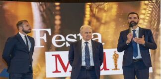 Palacultura gremito di gente per la Cerimonia di Giuramento unita alla III edizione della “Festa del medico”, eventi promossi dall’Ordine dei medici e odontoiatri di Messina: in apertura il solenne appuntamento che segna l’ingresso delle nuove leve con la lettura delle parole di Ippocrate, padre della medicina, pronunciate da 77 giurandi, la consegna delle medaglie d’oro a 45 medici che hanno compiuto 50 anni di laurea e delle pergamene ai 19 neo specializzandi che hanno raggiunto i primi posti nelle graduatorie nazionali