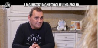 Quest’uomo e la compagna protestano da anni, anche incatenandosi, perché la loro figlia è stata portata via e poi data in adozione soprattutto per problemi di tossicodipendenza e precedenti penali di lui che sarebbero stati però superati da tempo