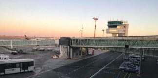 Rimarranno sospese fino a domani alle 9 le operazioni di volo nell’aeroporto di Catania a causa delle conseguenze dell’attività eruttiva dell’Etna sulle condizioni della pista