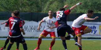 Cade nel finale il Messina che alza bandiera bianca nell’andata dei playout di Serie C: i biancoscudati subiscono la rete al 93′ ad opera di Tumminello e dovranno ribaltare il risultato tra sette giorni al “Franco Scoglio”