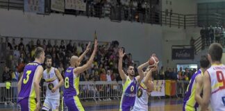 In un PalaMili strapieno di appassionati e di entusiasmo, la Gold & Gold Messina stecca la prima gara della finale playoff ed esce sconfitta per 70-74: i giallorossi, al cospetto di un Castanea più cinico, non hanno saputo capitalizzare un ottimo primo quarto d’ora di gioco, nel corso del quale hanno accumulato un vantaggio di 16 lunghezze che faceva presagire ben altro epilogo della gara
